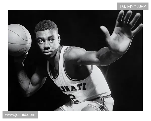 奥斯卡·罗伯特森无球牵制改变防守布局，主导进攻节奏